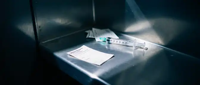 Дефицит препаратов в Петербурге: почему начало прививочной кампании пошло не по плану
